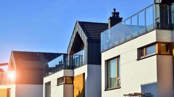 Nouveau Célibataire famille Maisons dans une Nouveau développement zone. Résidentiel maisons avec moderne façade. en terrasse famille maisons dans nouvellement développé logement domaine. le réel biens marché dans le banlieue. photo