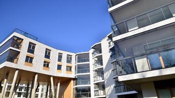 une appartement bâtiment avec une unique architectural solution. une moderne Résidentiel bâtiment avec une blanc façade et permanent sur haute béton piliers. photo