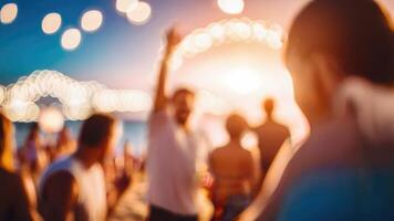 défocalisé gens est ayant une plage fête à nuit dans le été un événement Festival vacances sur une flou Contexte photo