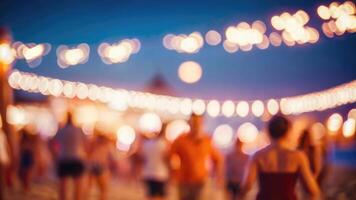 défocalisé gens est ayant une plage fête à nuit dans le été un événement Festival vacances sur une flou Contexte photo