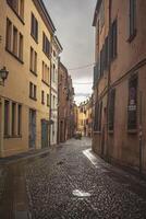 un historique ruelle dans ferrare dans Italie photo