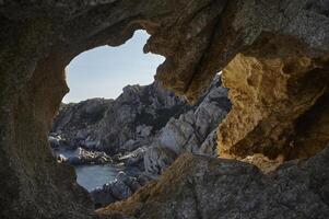 hors de la grotte sur la colline photo