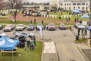 Vicence Italie 19 Mars 2024 bondé un événement avec nombreux Véhicules et passionnés profiter une animé voiture spectacle photo