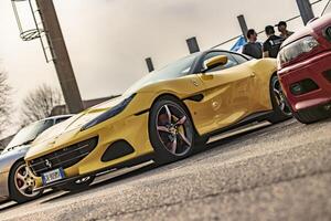 Vicence Italie 19 Mars 2024 brillant Jaune Ferrari présenté à une voiture exposition attirant attention avec ses vibrant teinte photo