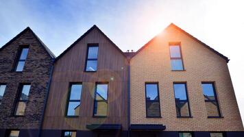 Nouveau Célibataire famille Maisons dans une Nouveau développement zone. Résidentiel maisons avec moderne façade. en terrasse famille maisons dans nouvellement développé logement domaine. le réel biens marché dans le banlieue. photo