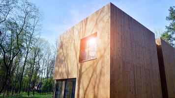 Nouveau Célibataire famille maison. Résidentiel Accueil avec moderne en bois façade. photo