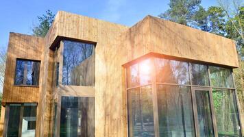 Nouveau Célibataire famille maison. Résidentiel Accueil avec moderne en bois façade. photo