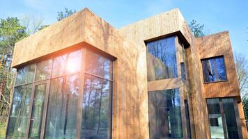 Nouveau Célibataire famille maison. Résidentiel Accueil avec moderne en bois façade. photo