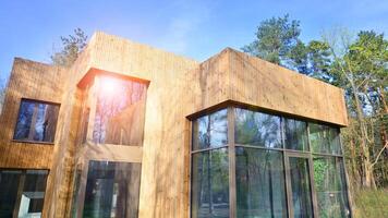 Nouveau Célibataire famille maison. Résidentiel Accueil avec moderne en bois façade. photo