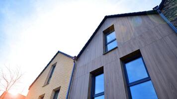 Nouveau Célibataire famille Maisons dans une Nouveau développement zone. Résidentiel maisons avec moderne façade. en terrasse famille maisons dans nouvellement développé logement domaine. le réel biens marché dans le banlieue. photo