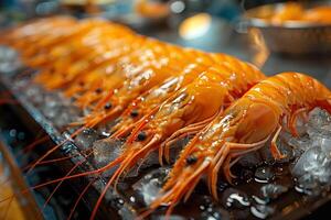 une le banquet de le Profond Frais crevettes avec aromatique herbes sur humide surface photo