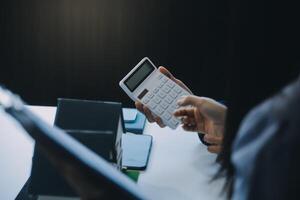 agent de courtage immobilier présentant et consultant le client pour la prise de décision signant un accord de formulaire d'assurance, modèle d'achat et de vente de maison, concernant l'offre de prêt hypothécaire et l'assurance habitation photo