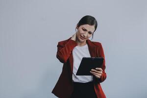 image de triste Bureau fille, caucasien femme isolé bouder et renfrogné déçu, permanent dérangé blanc Contexte. photo