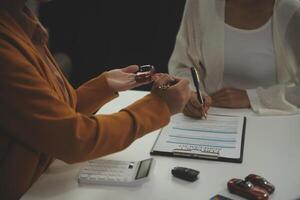 Assurance officiers main plus de le voiture clés après le locataire. avoir signé un auto Assurance document ou une bail ou accord document achat ou vente une Nouveau ou utilisé voiture avec une voiture photo