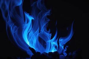 bleu flammes sur une noir Contexte photo