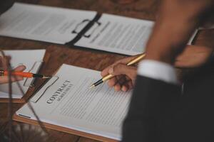 bonne coopération de service, consultation d'une femme d'affaires et d'un avocat ou d'un juge conseiller ayant une réunion d'équipe avec le client, le droit et le concept de services juridiques. photo