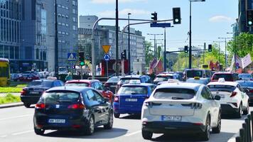 Varsovie, Pologne. 11 avril 2024. voiture circulation à se ruer heure dans centre ville zone de le ville. ville centre avec voitures et bâtiments dans le Contexte. photo