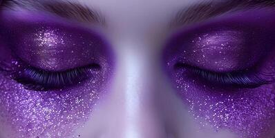 magnifique femelle visage avec violet maquillage et scintille. photo