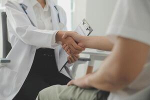 mains de inconnue une femme docteur rassurant sa femelle patient, fermer. médicament concept photo