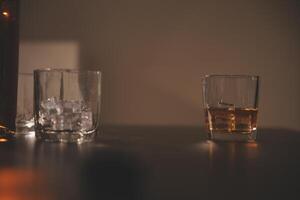 fête nuit, verser whisky dans une verre. donner à copains qui viens à célébrer photo