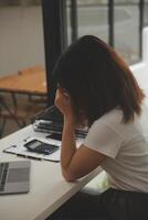 fatigué affaires femme somnolent et ennuyé de séance à une bureau pour une longue temps et a Bureau syndrome photo