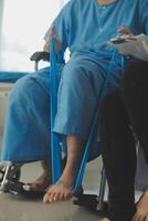 une physiothérapeute Faire traitement avec patient dans brillant Bureau photo