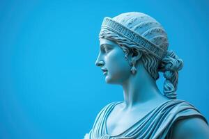 femme grec ancien sculpture avec bleu pastel Contexte avec copie espace. antique femelle déesse. fille statue dans profil. minimaliste moderne branché y2k style photo