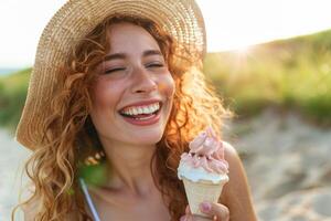 fille touristique des rires et détient la glace crème sur été vacances sur le rue. magnifique femme avec frisé longue cheveux dans une plage chapeau souriant sur heure d'été. rafraîchissant sucré nourriture photo