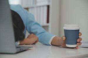 fatigué adolescent fille frottement sec irritable yeux ressentir œil souche tension migraine après ordinateur travail, épuisé Jeune asiatique femme étudiant soulager mal de crâne douleur, mal faible floue vision, vue problème photo