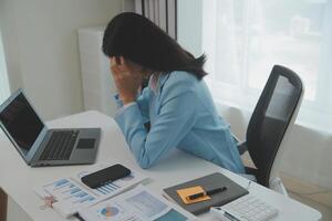 fatigué adolescent fille frottement sec irritable yeux ressentir œil souche tension migraine après ordinateur travail, épuisé Jeune asiatique femme étudiant soulager mal de crâne douleur, mal faible floue vision, vue problème photo