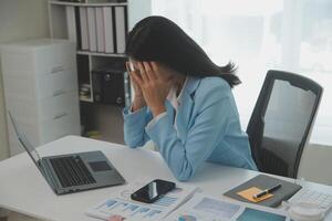 fatigué adolescent fille frottement sec irritable yeux ressentir œil souche tension migraine après ordinateur travail, épuisé Jeune asiatique femme étudiant soulager mal de crâne douleur, mal faible floue vision, vue problème photo