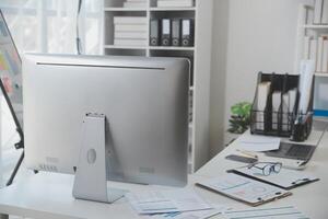 portable ordinateur avec ouvert couvercle sur table dans réunion pièce de Bureau espace de travail. photo