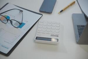 portable ordinateur avec ouvert couvercle sur table dans réunion pièce de Bureau espace de travail. photo