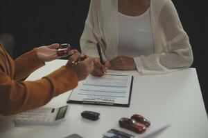 Assurance officiers main plus de le voiture clés après le locataire. avoir signé un auto Assurance document ou une bail ou accord document achat ou vente une Nouveau ou utilisé voiture avec une voiture photo