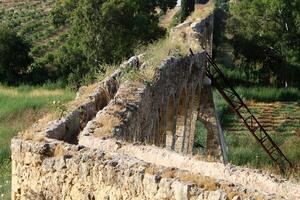 akko Israël 04 05 2024 un ancien aqueduc pour approvisionnement l'eau à peuplé zones dans Israël. photo