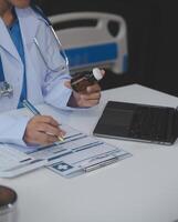 tondu vue de médecin dans blanc manteau en portant bouteille médicament, prescrire pilules à malade patient via en ligne consultation. famille thérapeute recommander qualité médicaments. soins de santé, traitement concept photo