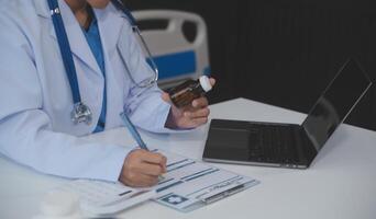 tondu vue de médecin dans blanc manteau en portant bouteille médicament, prescrire pilules à malade patient via en ligne consultation. famille thérapeute recommander qualité médicaments. soins de santé, traitement concept photo