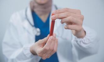 technicien, médecin, scientifique dans laboratoire avec du sang échantillon tubes et grille dans le laboratoire en portant une du sang navire échantillon pour étude, expérience, médical recherche biotechnologie ADN essai. photo