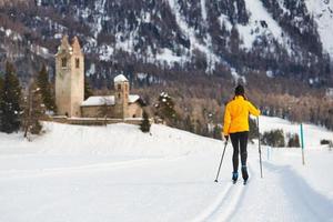 jeune femme essaie de ski de fond. technique classique photo