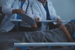 médecin et patient discutant de quelque chose assis à la table. concept de médecine et de soins de santé. médecin et malade photo