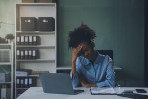 affaires femme séance à travail stressé , en dehors travail difficile sentiment stressé en dehors et étourdi de votre emploi photo