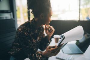 femme d'affaires en utilisant calculatrices pour faire math la finance sur en bois bureaux dans Bureau et affaires travail arrière-plan, impôt, comptabilité, statistiques, et analytique recherche concept photo