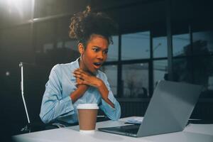 affaires femme séance à travail stressé , en dehors travail difficile sentiment stressé en dehors et étourdi de votre emploi photo