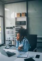 triste fatigué Jeune asiatique Dame pensée, sommeil à ordinateur portable, Souffrance de surmenage, stress dans pièce intérieur. date limite, problèmes dans étude, travail, entreprise, free-lance à Accueil Nouveau Ordinaire avec technologie photo