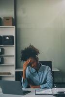 affaires femme séance à travail stressé , en dehors travail difficile sentiment stressé en dehors et étourdi de votre emploi photo