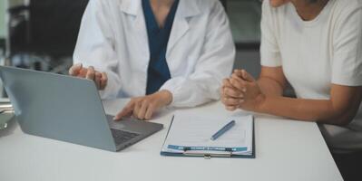 médecin en utilisant sphygmomanomètre avec stéthoscope vérification du sang pression à une patient dans le hôpital. photo