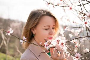 une femme est odeur une fleur dans une champ. concept de paix et tranquillité, comme le femme est entouré par la nature et prise une moment à apprécier le beauté de le fleur. photo