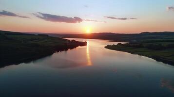 le coucher du soleil plus de tranquille lac, moulage chaud lueur plus de le l'eau et alentours paysage photo