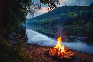 paisible au bord de la rivière site de camp illuminé par le vacillant lumière de feu de camp photo