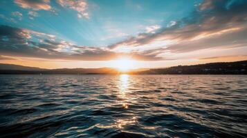 le coucher du soleil plus de tranquille lac, moulage chaud lueur plus de le l'eau et alentours paysage photo